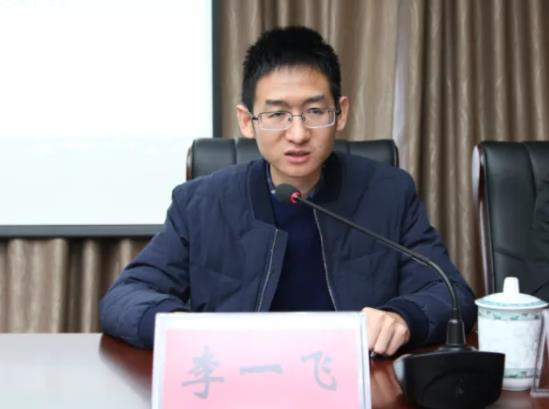 李一飛簡歷：桂林市政府秘書長李一飛，曾任桂林市委副秘書長，靈川縣委常委、組織部部長，龍勝縣委常委、宣傳部部長、副縣長